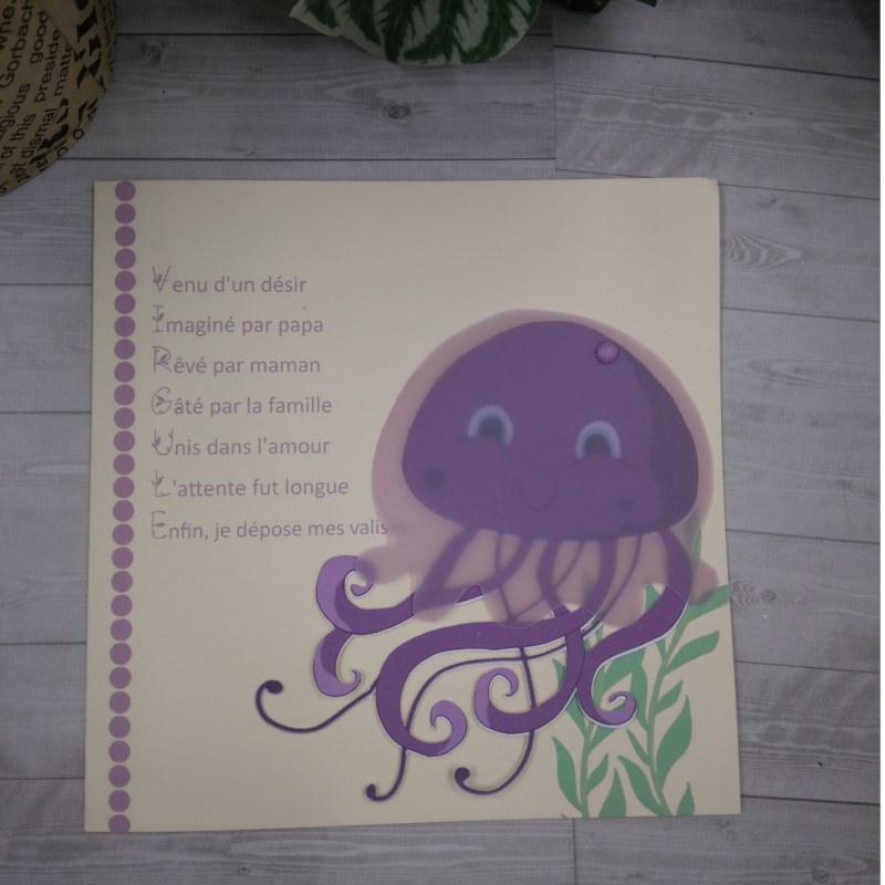 Vous recherchez un faire-part de naissance sous le thème de la mer ? Ce faire-part naissance avec Poulpy la pieuvre illustrera avec beaucoup de tendresse l’arrivée de votre bébé.