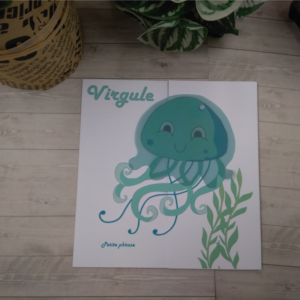 Vous recherchez un faire-part de naissance sous le thème de la mer ? Ce faire-part naissance avec Poulpy la pieuvre illustrera avec beaucoup de tendresse l’arrivée de votre bébé.