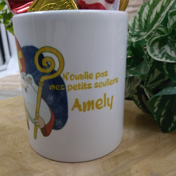 Tasse Saint Nicolas "N'oublie pas mes petits souliers" remplie de délicieuses gourmandises.