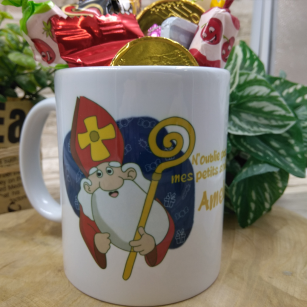 Tasse Saint Nicolas "N'oublie pas mes petits souliers" remplie de délicieuses gourmandises.