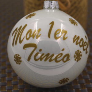 Une boule "Mon Premier Noël" sur mesure ? N’est-ce pas belle idée pour célébrer le premier Noël de son enfant !