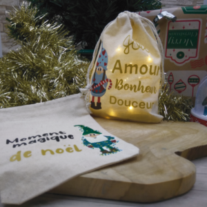 Ajoutez cette lanterne pochon lumineuse à votre collection de noël  ! Idéale pour une ambiance féerique de Noël ! Les détails neige et le petit sapin enneigé de cette lanterne raviront petits et grands.