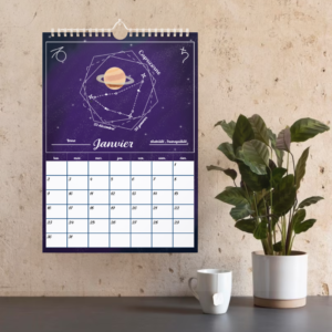 Organiser son planning, gérer ses rendez-vous, se rappeler des anniversaires, ou  ses prochaines vacances… Pour vous accompagner dans cette nouvelle année, rien de mieux que d’avoir sous les yeux de beaux calendriers. Avec ce thème astrale et planète vous aurez la tête dans les étoiles toute l’année.