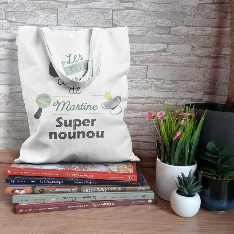 Un tote bag personnalisé avec illustrations ludiques de sucettes et hochets, parfait pour la super nounou de votre enfant. Un cadeau unique pour exprimer votre reconnaissance!